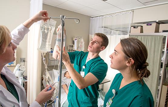 俄亥俄州 Nursing students in a real-world setting learning about IV bags.